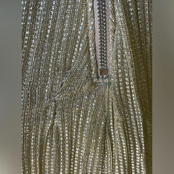 SAYLOR Alora Plisse’ Metallic One Shoulder Goddess Gown EUC XS Silver/platinum - Picture 3 of 15